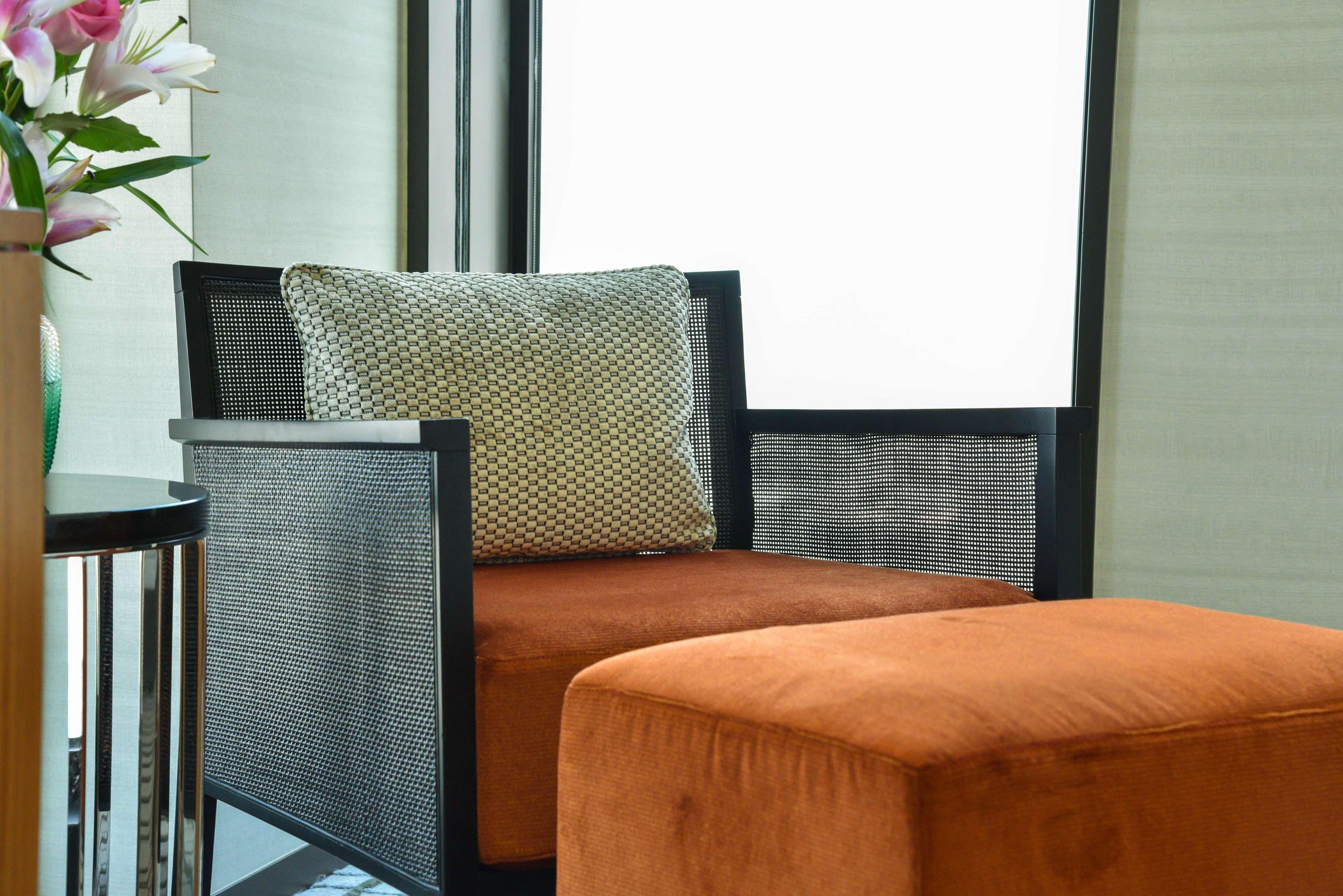 Park Hyatt Doha Hotel Kültér fotó A chair with a cushion