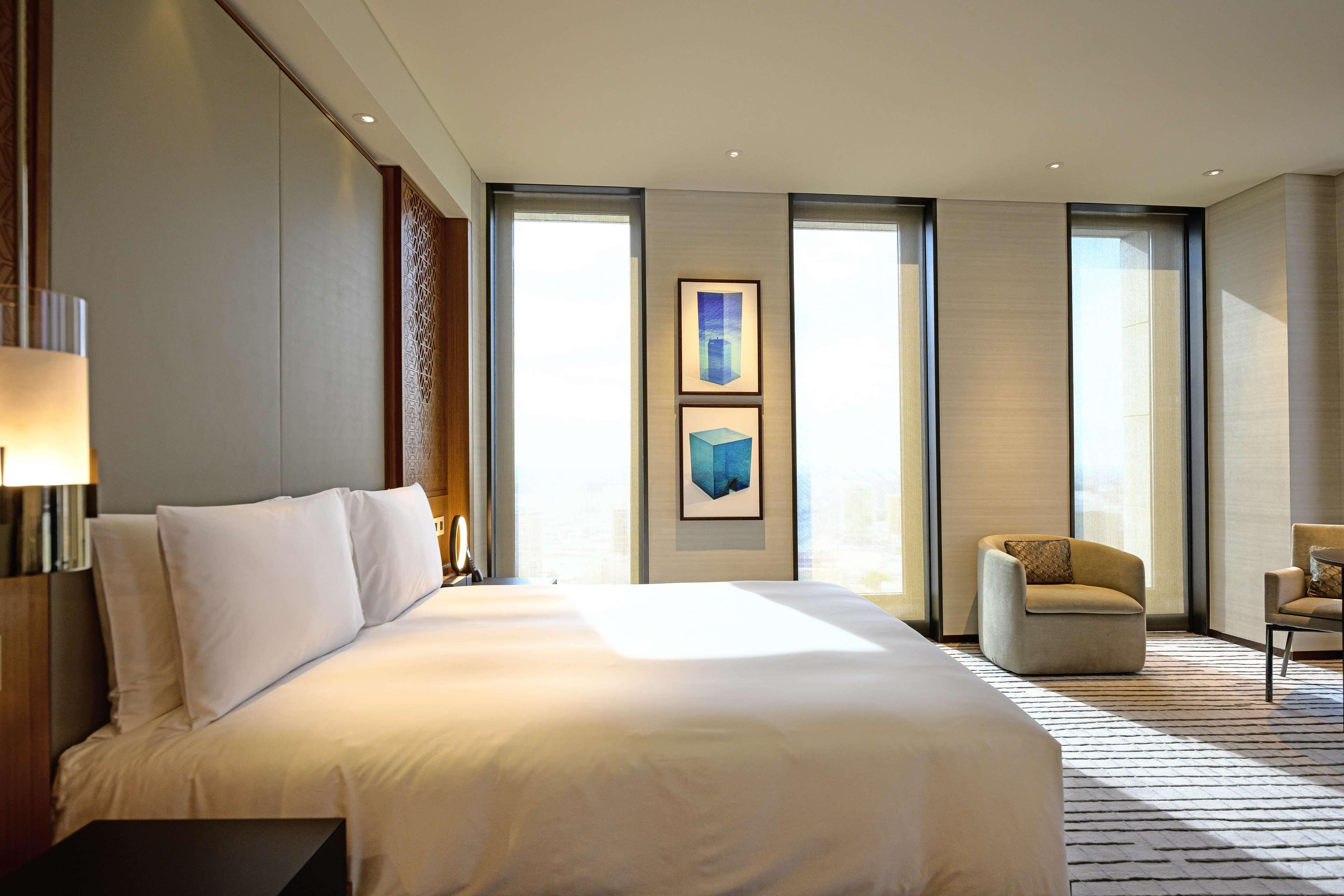 Park Hyatt Doha Hotel Kültér fotó A bedroom at the hotel